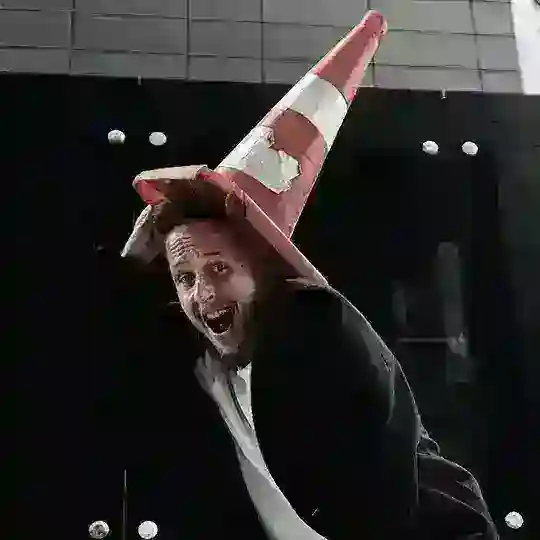 МАКС ДОБРЫЙ ПЕЧАТАЕТ...