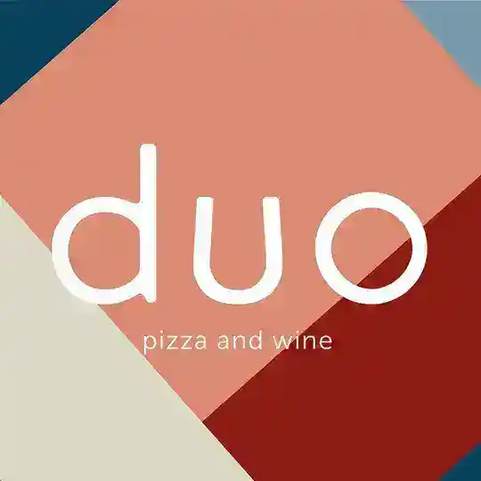 Duo pizza and wine